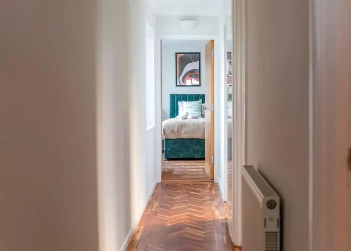 Spacious Sea View 2 Bedroom Sleeps 6-Free Parking