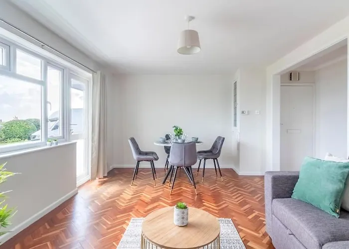 Spacious Sea View 2 Bedroom Sleeps 6-Free Parking